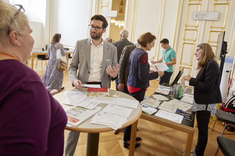 Veranstaltungsteilnehmner:innen besuchen eine Station im Rahmen des Workshops