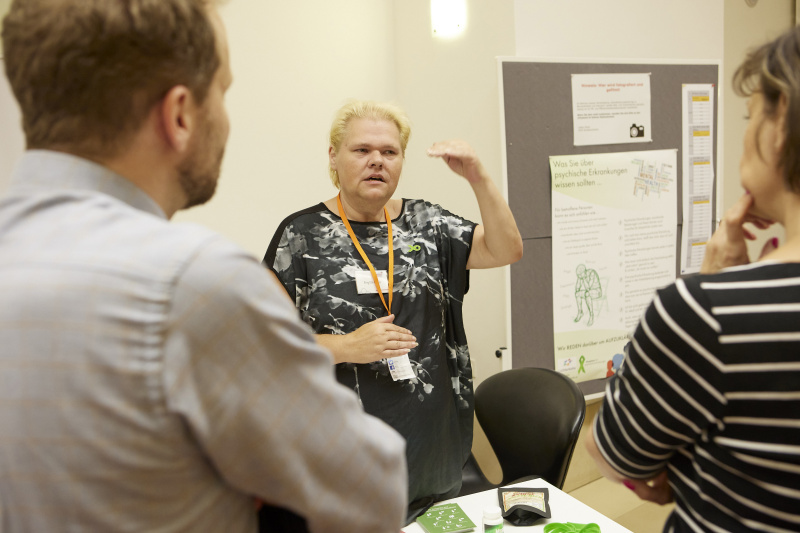 Veranstaltungsteilnehmner:innen besuchen eine Station im Rahmen des Workshops