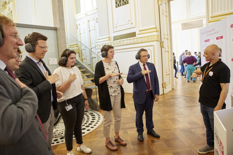 Von rechts: Workshopleiter, Klubobmann August Wöginger (ÖVP), Nationalratsabgeordnete Astrid Rössler (Grüne) besuchen den Workshop