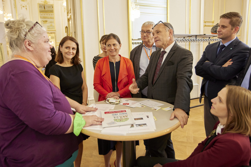 Nationalratspräsident Wolfgang Sobotka (ÖVP) (3. von rechts) im Gespräch mit Veranstaltungsteilnehmer:innen