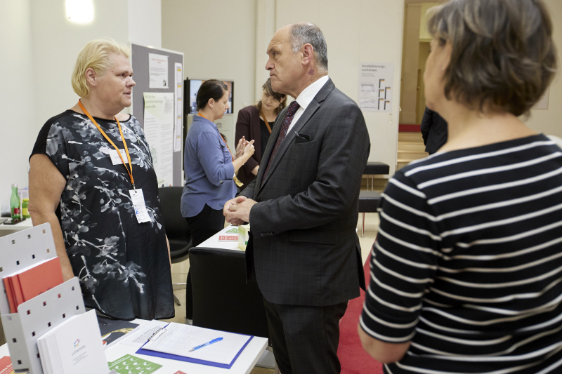 Nationalratspräsident Wolfgang Sobotka (ÖVP) an einer Station des Sensibilisierungsworkshops im Gespräch mit einer Veranstaltungsteilnehmerin
