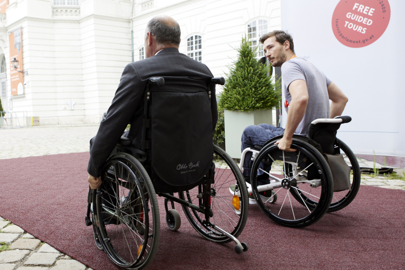 Nationalratspräsident Wolfgang Sobotka (ÖVP) (links) an einer Station des Sensibilisierungsworkshops im Gespräch mit einem Veranstaltungsteilnehmer