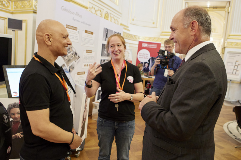 Nationalratspräsident Wolfgang Sobotka (ÖVP) (rechts) an einer Station des Sensibilisierungsworkshops im Gespräch mit Veranstaltungsteilnehmer:innen