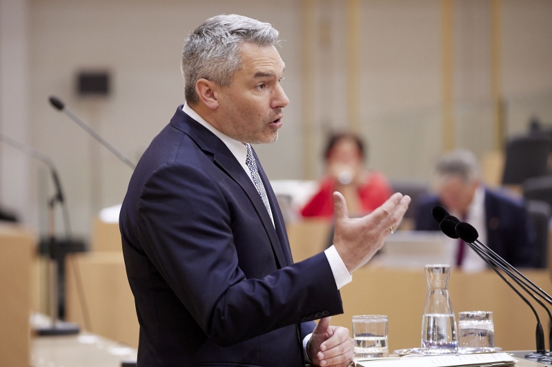 Bundeskanzler Karl Nehammer (ÖVP) bei der Beantwortung am Rednerpult