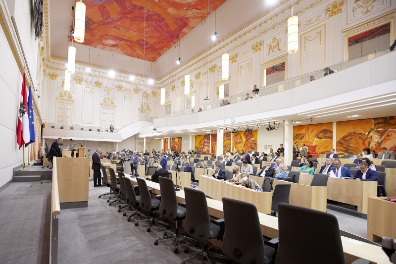 Bundeskanzler Karl Nehammer (ÖVP) bei der Beantwortung am Rednerpult