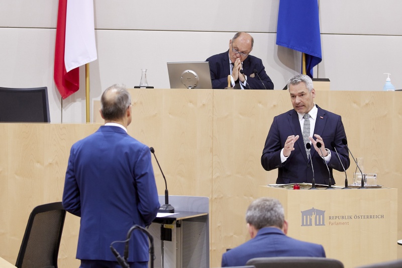 Bundeskanzler Karl Nehammer (ÖVP) bei der Beantwortung am Rednerpult