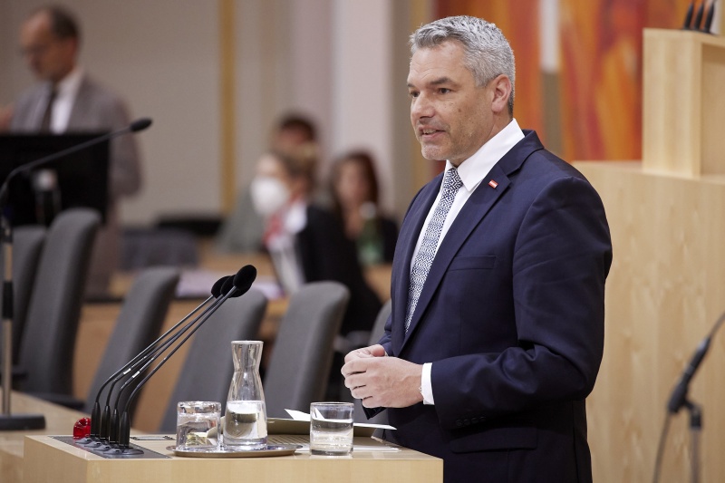 Bundeskanzler Karl Nehammer (ÖVP) bei der Beantwortung am Rednerpult