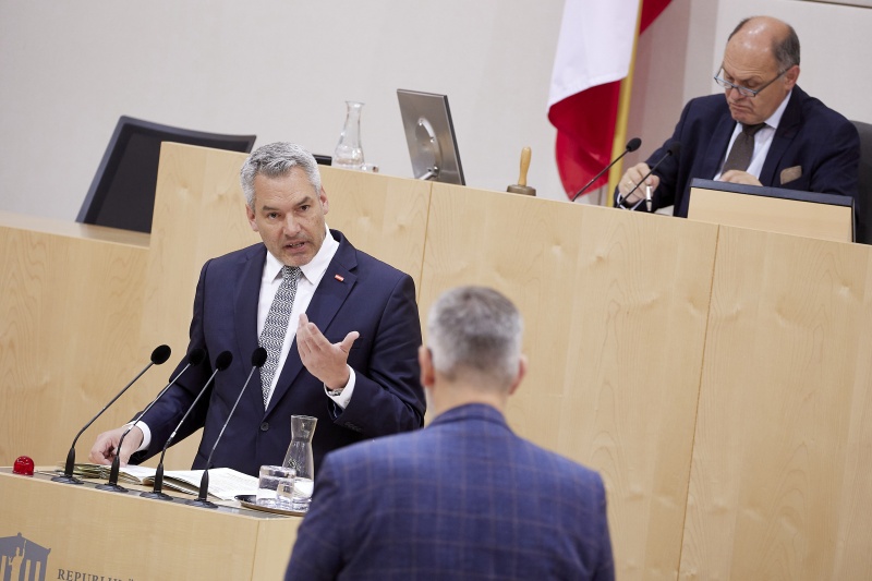 Bundeskanzler Karl Nehammer (ÖVP) bei der Beantwortung am Rednerpult