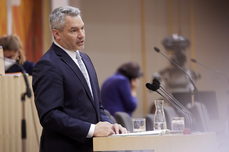 Bundeskanzler Karl Nehammer (ÖVP) bei der Beantwortung am Rednerpult