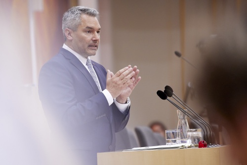 Bundeskanzler Karl Nehammer (ÖVP) bei der Beantwortung am Rednerpult