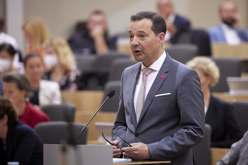 Fragesteller Nationalratsabgeordneter Gerald Loacker (NEOS)