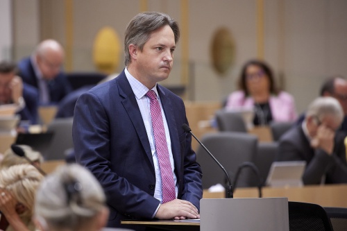 Fragesteller Nationalratsabgeordneter Johannes Schmuckenschlager (ÖVP)