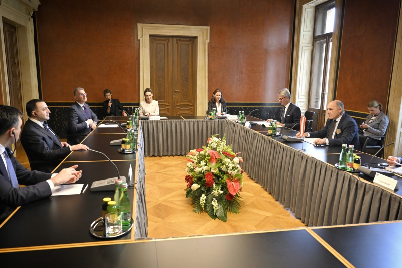 Aussprache. Rechte Tischhälfte Österreichische Delegation mit Nationalratspräsident Wolfgang Sobotka (ÖVP) (1. von rechts) Linke Tischhälfte Georgische Delegation mit dem  Georgischen Premierministers Irakli Garibashvili (Mitte)