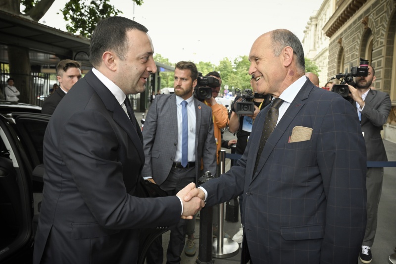 Von rechts: Nationalratspräsident Wolfgang Sobotka (ÖVP) begrüßt den Georgischen Premierminister  Irakli Garibashvili