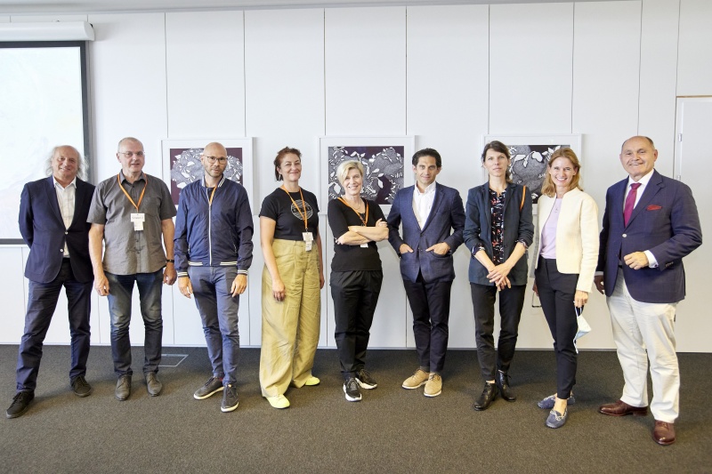 Gruppenfoto mit den Künstler:innen, rechts: Nationalratspräsident Wolfgang Sobotka (ÖVP), links: Kunskurator Leopold Kogler