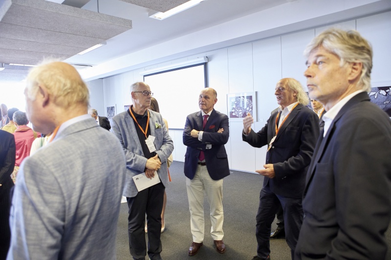 Kunstkurator Leopold Kogler führt durch die Ausstellung