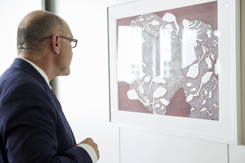 Nationalratspräsident Wolfgang Sobotka (ÖVP) während der Führung durch die Kunstausstellung