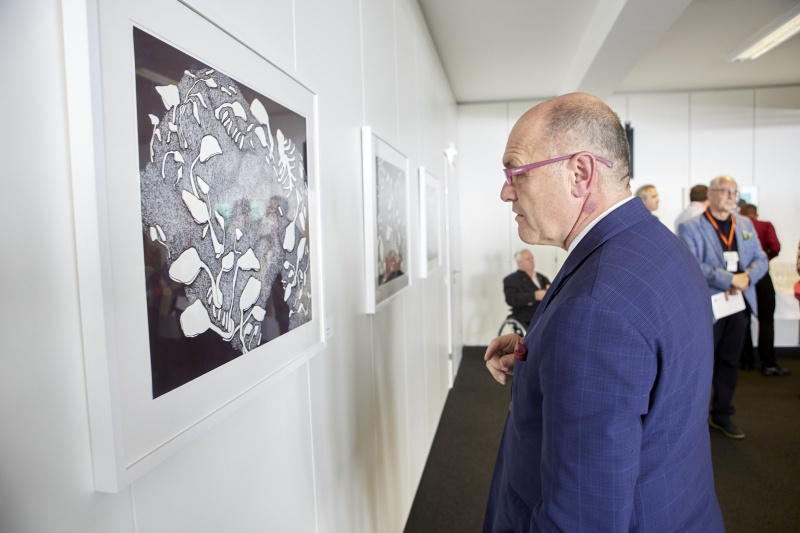 Nationalratspräsident Wolfgang Sobotka (ÖVP) während der Führung durch die Kunstausstellung