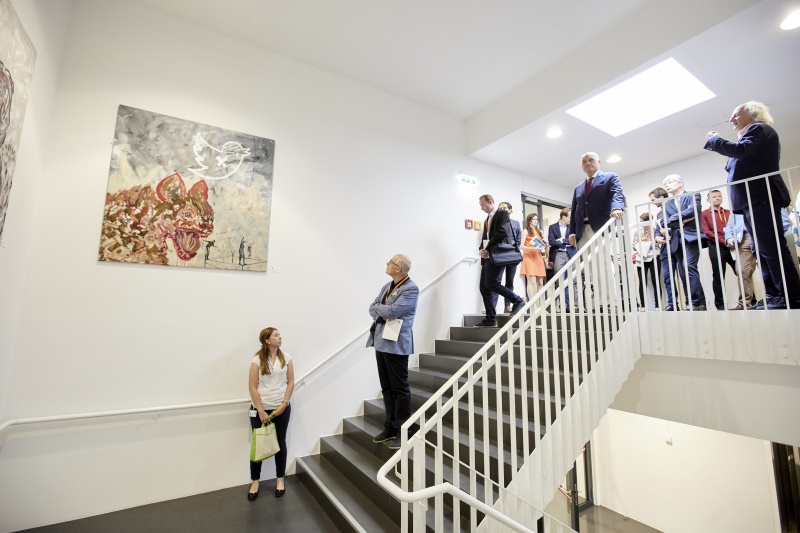 Kunstkurator Leopold Kogler führt Nationalratspräsident Wolfgang Sobotka (ÖVP) durch die Ausstellung. Veranstaltungsteilnehmer:innen