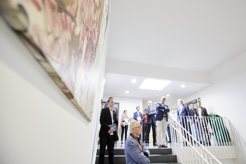 Kunstkurator Leopold Kogler führt Nationalratspräsident Wolfgang Sobotka (ÖVP)durch die Ausstellung. Veranstaltungsteilnehmer:innen