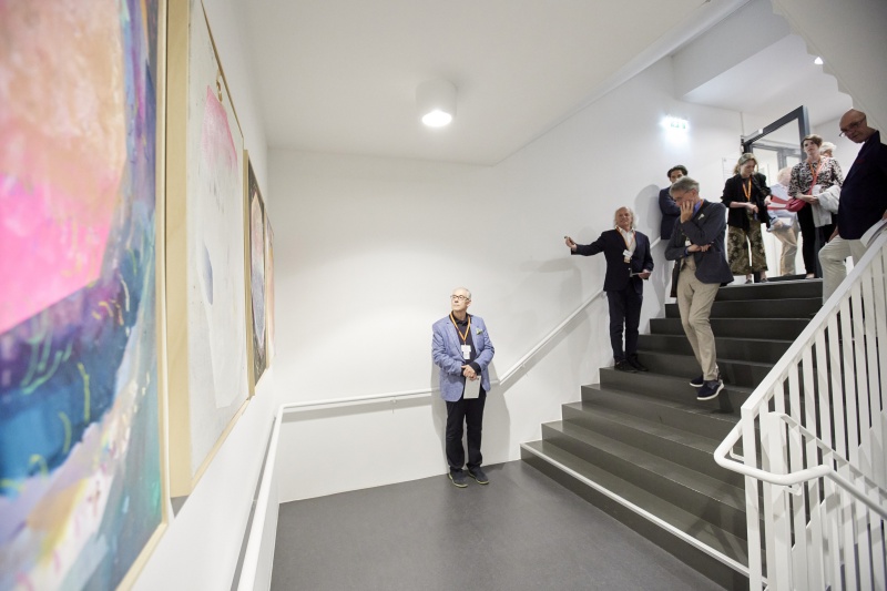 Kunstkurator Leopold Kogler führt durch die Ausstellung