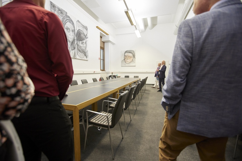 Kunstkurator des Parlaments Leopold Kogler führt durch die Ausstellung