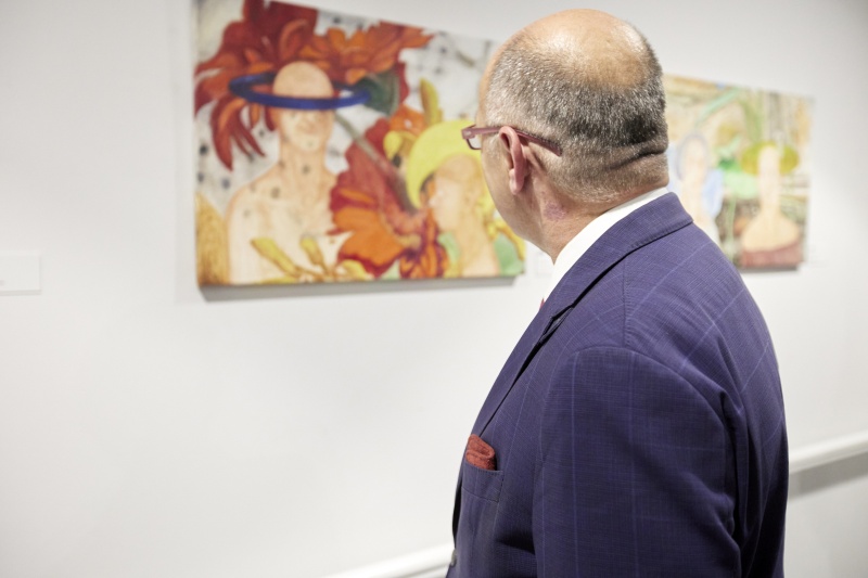 Nationalratspräsident Wolfgang Sobotka (ÖVP) während der Führung durch die Kunstausstellung