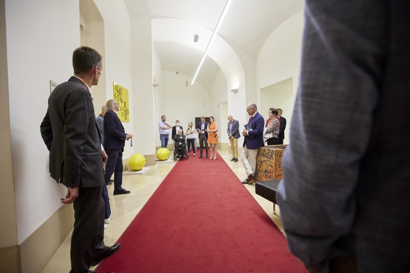 Kunstkurator Leopold Kogler führt durch die Ausstellung