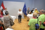 Von links: Zweite Nationalratspräsidentin Doris Bures (SPÖ) mit der Besucher:innengruppe aus Guntramsdorf