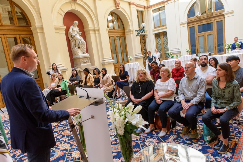 Leitender Sekretär des ÖGB Roland Pichler am Rednerpult. Blick Richtung VeranstaltungsteilnehmerInnen