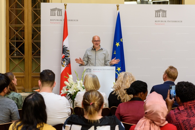 Abteilungsleiter für EU und Internationales der AK Wien Valentin Wedl am Rednerpult