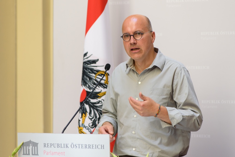 Abteilungsleiter für EU und Internationales der AK Wien Valentin Wedl am Rednerpult