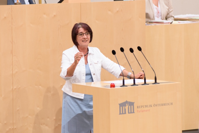 Bundesrätin Andrea Kahofer (SPÖ) am Rednerpult