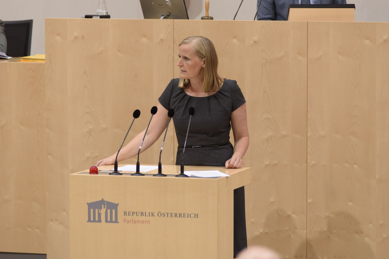 Bundesrätin Maria Huber (Grüne) am Rednerpult