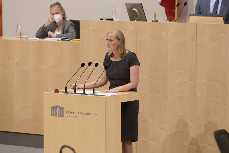 Bundesrätin Maria Huber (Grüne) am Rednerpult