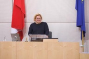 Bundesratspräsidentin Korinna Schumann (SPÖ) am Präsidium