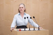 Bundesrätin Daniela Gruber-Pruner (SPÖ) am Rednerpult