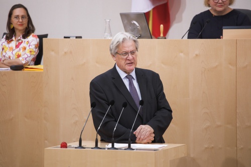 Bundesrat Stefan Schennach (SPÖ) am Rednerpult