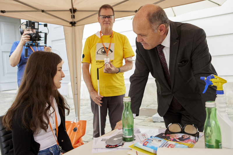 Nationalratspräsident Wolfgang Sobotka (ÖVP) (rechts) an einer Station des Sensibilisierungsworkshops