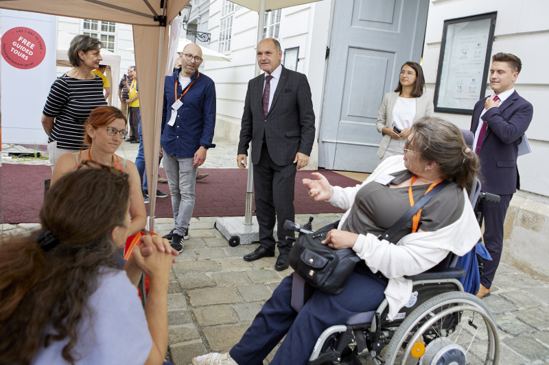 Nationalratspräsident Wolfgang Sobotka (ÖVP) (Mitte) an einer Station des Sensibilisierungsworkshops