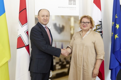 Von rechts: Bundesratspräsidentin Korinna Schumann (SPÖ), Botschafter der Ukraine Wassyl Khymynez