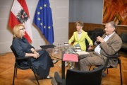 Von links: Zweite Nationalratspräsidentin Doris Bures (SPÖ), Präsidentin des Österreichischen Seniorenrates Ingrid Korosec, Präsident des Österreichischen Seniorenrates Peter Kostelka