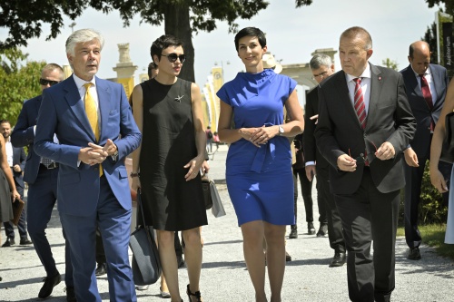 Von links: Parlamentsdirektor Harald Dossi, Vorsitzende des tschechischen Abgeordnetenhauses Marketa Pekarova-Adamova, slowakischer Vizeparlamentspräsident Milan Laurenčik