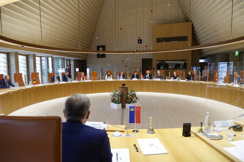 Konferenz im Plenarsaal des Landtagsgebäudes