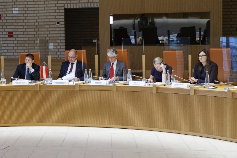 Konferenz im Plenarsaal des Landtagsgebäudes. Österreichische Delegation mit Nationalratspräsident Wolfgang Sobotka (ÖVP) (2. von links)