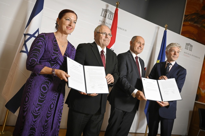 Von links: Generalsekretärin des Nationalfonds und des Allgemeinen Entschädigungsfonds Hannah Lessing, Dani Dayan, Nationalratspräsident Wolfgang Sobotka (ÖVP), Parlamentsdirektor Harald Dossi