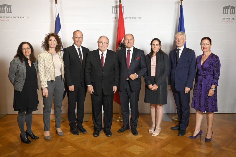 Gruppenfoto mit der Delegation der Gedenkstätte Yad Vashem