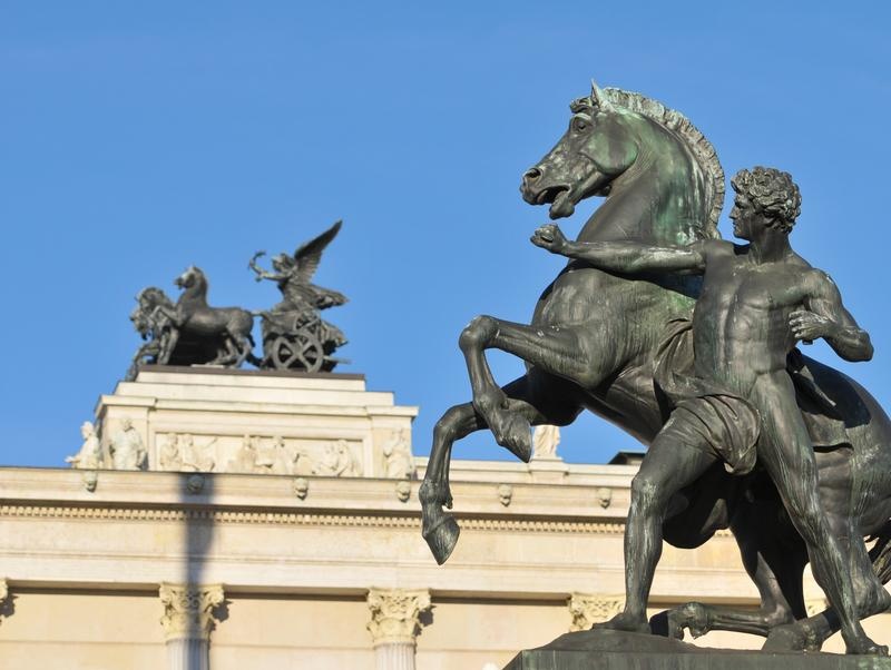 Rossebändiger des Parlamentsgebäudes werden als Symbol für die Bezähmung der Leidenschaften bzw. Zügelung der Emotionen gedeutet. Plastiken wurden von Josef Lax geschaffen. Das Motiv der Rossebändiger symbolisierte ursprünglich die Macht der Menschen über die Natur und findet sich bereits in der griechischen Mythologie.