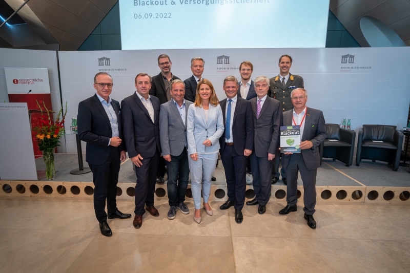 Gruppenfoto - Von links: Gerhard Christiner - Austrian Power Grid AG, Nationalratsabgeordneter Christian Drobits (SPÖ), Jaro Krieger-Lamina – Österreichische Akademie der Wissenschaften, Nationalratsabgeordneter Michael Hammer (ÖVP,  Gerald Hesztera – BMI, Generalsekretärin Barbara Schmidt – Österreichs E-Wirtschaft, Nationalratsabgeordneter Andreas Hanger (ÖVP), Steffen Bettin – Österreichische Akademie der Wissenschaften, Parlamentsdirektor Harald Dossi, Philipp Eder – BMLV, Bürgermeister Feldbach Josef Ober
