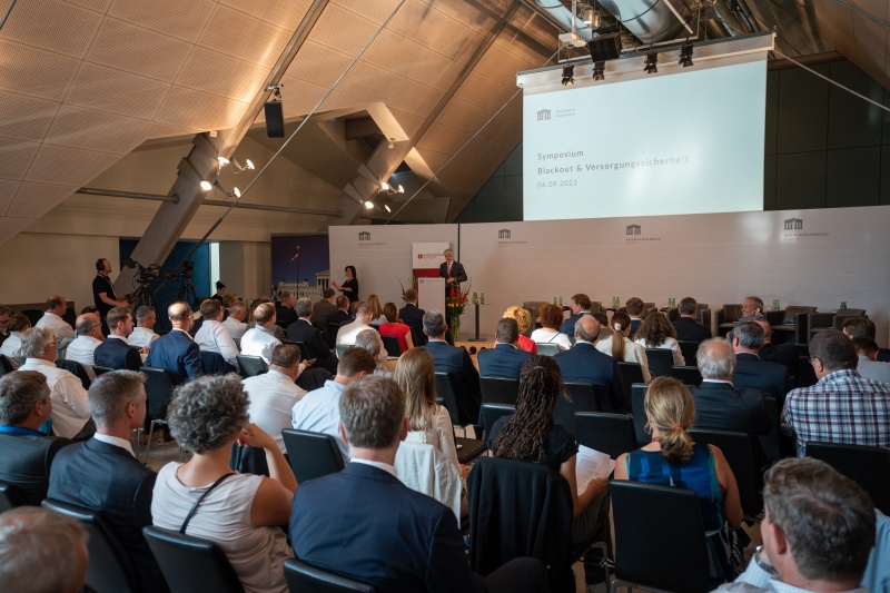Eröffnungsworte durch Parlamentsdirektor Harald Dossi. Blick Richtung VeranstaltungsteilnehmerInnen